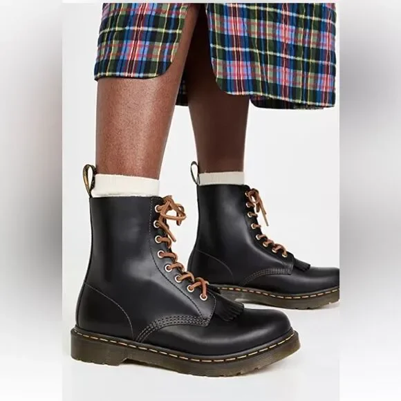 Dr. Martens 1460 Pascal Abruzzo
Boots. BNWT black classic boots. Size 7. - Picture 3 of 12